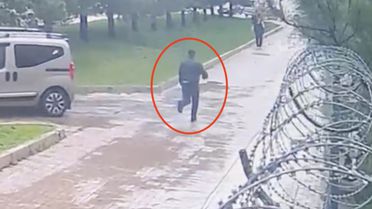 Üzerine su sıçratan sürücünün saldırısına uğradı; o anlar kamerada