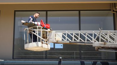 Antalya'da Pencereden Düşen Adam Yaralandı