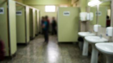 Okul tuvaletinde silah ve tehdit notu bulundu