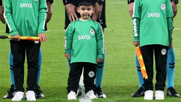 DMD kas hastası minik Mehmet için Konyaspor-Fenerbahçe maçının seremonisinde farkındalık oluşturuldu