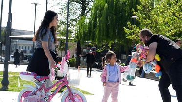 Düşen oyuncakları sahibine ulaştıran çocuklar takdir topladı