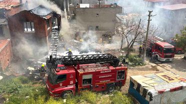 Edremit'te korkutan çöp ev yangını