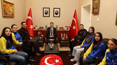 G&ouml;k&ccedil;eada Kız Futsal Takımına &Ouml;d&uuml;l