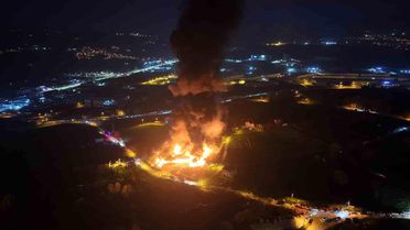 Samsun'da muz deposu yangını havadan görüntülendi