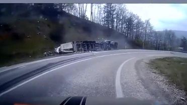 İnegöl'de Tır Devrildi: Sürücü Yaralı