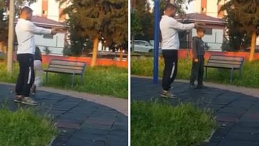 Adana'da Parkta Çocukla Silah Talimi