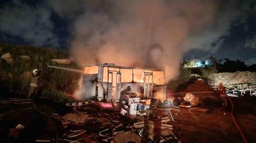 Hatay'da Yangın: Konteyner ve Minibüs Kullanılmaz Hale Geldi