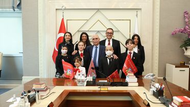 Kadir Özkaya, Lösemili Çocukları Kabul Etti