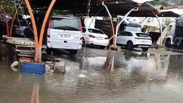 Ayvalık'ta Sağanak Yağış Sokakları Göle Döndürdü