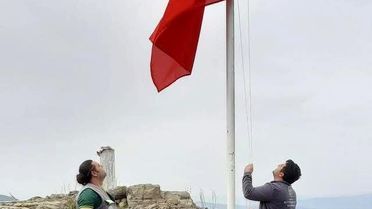Buldan'ın 45 mahallesi ay yıldızlı bayraklarla donatılıyor