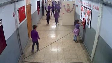 İnegöl'de Öğrencilerden Bayrak Duyarlılığı
