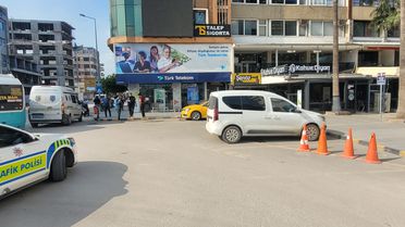 Satırla bir saatte 3 kişiyi yaraladı