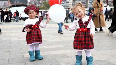 23 Nisan'da çocuklar kırmızı beyaz renklerle sahne aldı