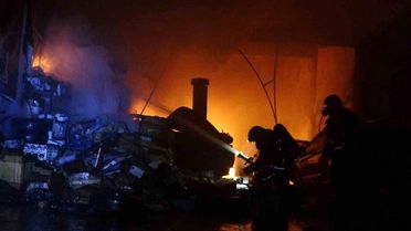 Alevlerin sardığı işyerindeki araçları kurtarmak için seferber oldular