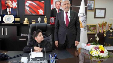 Başkan Hallaç, koltuğunu 10 yaşındaki Ebubekir'e devretti