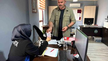 Başkan koruması bankamatikte bulduğu parayı zabıtaya teslim etti