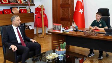 Başkan Toptaş, 23 Nisan'da koltuğunu minik Halil'e devretti