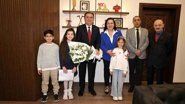 Belediye başkanı koltuğunu Mercan Su Uzun'a devretti