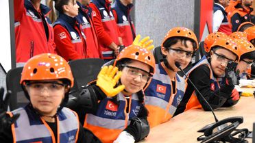 İzmir'de çocuklar 23 Nisan etkinliklerinde kriz yönetiminin başına geçti