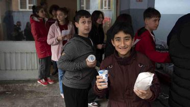 Öğrencilere 23 Nisan'da döner ikramı