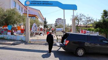 Okuldaki saldırıdan kurtulan öğrenci annesiyle okula gelip eşyalarını aldı