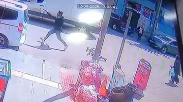 Bisikletli çocuk otomobilin altında metrelerce sürüklendi