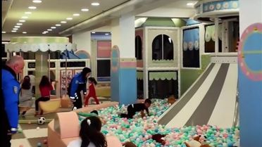 Polislerden Öğrencilere Bayram Kutlaması