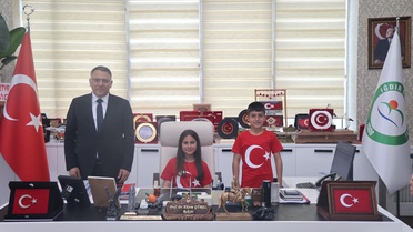 Öğrenciler Rektörlük Koltuğunda