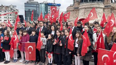 Taksim'de 23 Nisan töreni