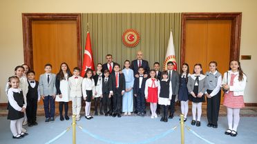TBMM Başkanı Kurtulmuş, koltuğunu 6. sınıf öğrencisi İnci'ye devretti! İşte verdiği mesaj