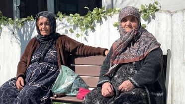 Yüksekova'da Güneşli Hava Vatandaşları Parklara Çekti