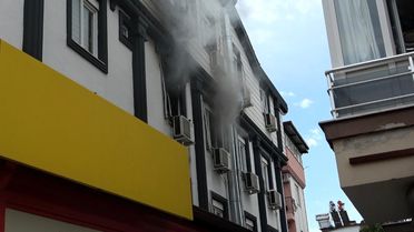 Antalya'da apartman dairesindeki yangın korkuttu: 5 kişi tedbir amaçlı hastaneye götürüldü