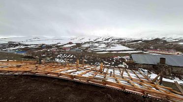 Ardahan'da şiddetli rüzgar çatıları uçurdu