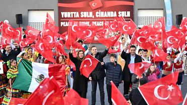 Balıkesir'de 9 ülkenin çocukları aynı sahnede buluştu