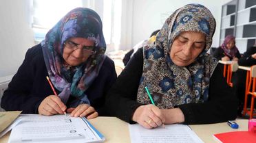 Battalgazi'de yaşlı vatandaşlara okuma yazma desteği