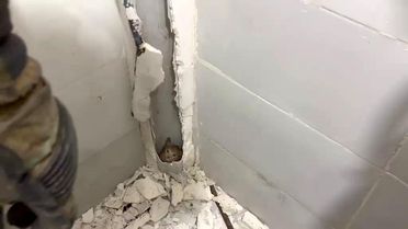 Boruda mahsur kalan kedi duvar kırılarak kurtarıldı