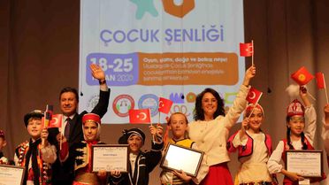 Dünyanın dört bir yanından gelen çocuklar Menteşe sahnesinde dans etti