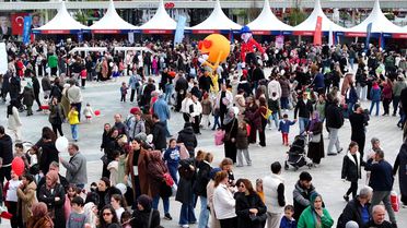İzmit'te 23 Nisan'a uluslararası ilgi: Çocuklar bayram coşkusunu birlikte yaşıyor