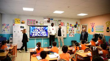 Şampiyon dev adamlar öğrencilerle bir araya geldi