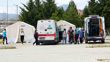 Tatbikat için canlı canlı tabuta girdi