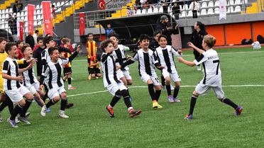 Yunusemre'de 23 Nisan coşkusu yeşil sahada yaşandı