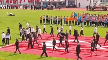 23 Nisan'da yere serilen Türk bayrağı görüntüsü olay oldu! Cumhurbaşkanlığı'ndan açıklama var