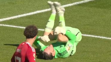 Bu kadarı da insafsızlık! Rakip kaleci sakatlanıp yerde yatarken gol attılar