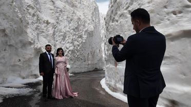 Gelin ve damat adayı kar tünelinde fotoğraf çekimi yaptı
