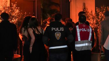 Kadıköy'de 12 mekana baskın! 107 kişiye gözaltı kararı verildi