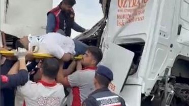 Osmaniye'de tır OSB giriş kapısına çarptı, sürücü kabinde sıkıştı