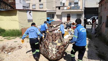 Sahiplerinin yaşamını yitirdiği evden bir kamyon çöp çıktı