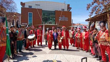 AK Parti'li belediyeden CHP'li vekillere mehterli gönderme