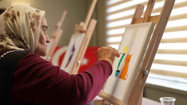 Atıl bina kadınlar için sanat merkezine dönüştü