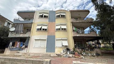 Daire içerisinde ve bahçede biriktirilen çöpler vatandaşı isyan ettirdi